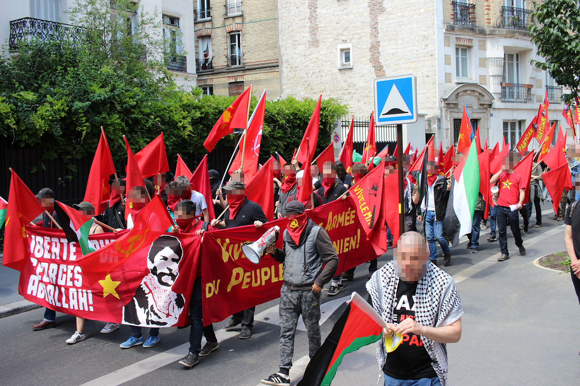 4年目、ジョルジュ・アブダラのための強力なデモがパリの街を襲った 